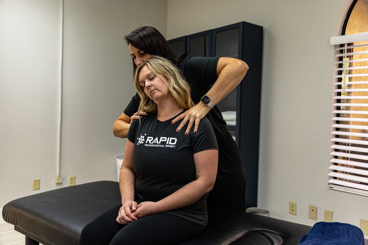 Danijela tretira klijenta u klinici